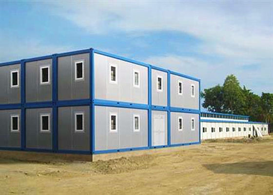 Two Stories Modular Container Homes Màu xanh và xám với một cửa sổ trượt