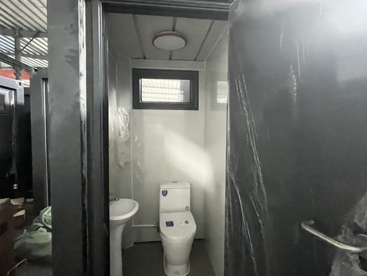 2.4M X 1M Nhà vệ sinh xách tay gói phẳng với khung mạnh mẽ hơn và tường cách nhiệt, ống nước và dây chuyền được chế tạo sẵn
